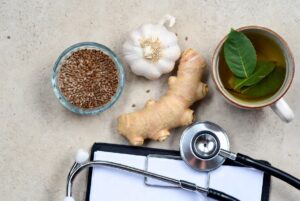 بررسی مکمل‌های غذایی ضد سرطان شامل سیر، زنجبیل، چای سبز و بذر کتان در کنار استتوسکوپ و پرونده پزشکی